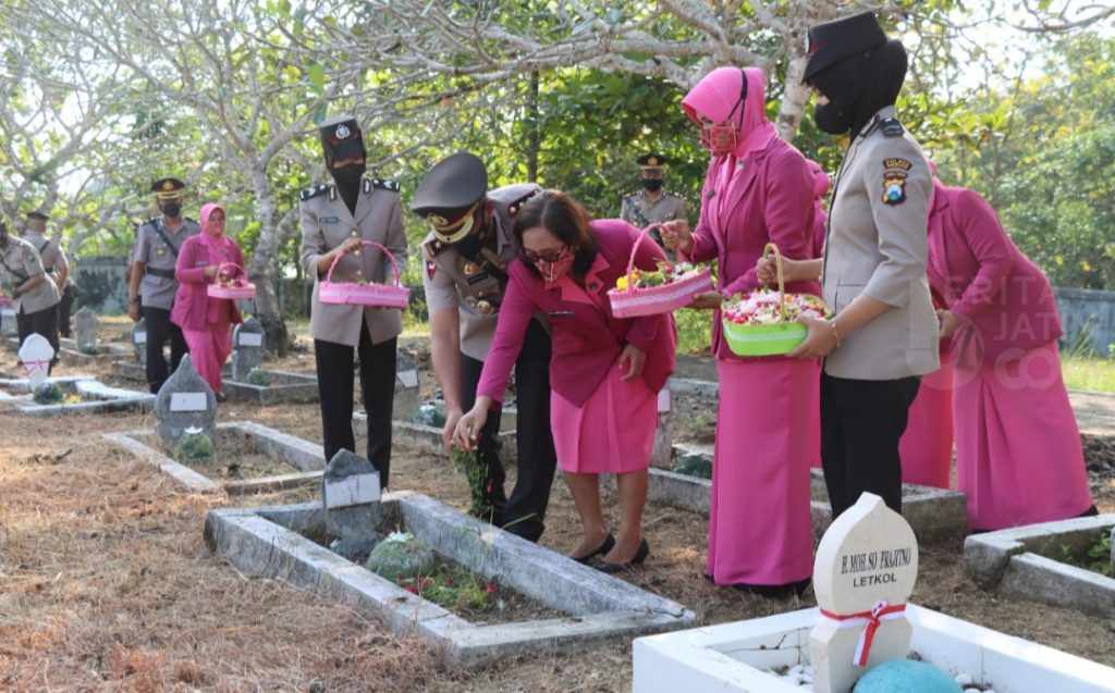 Kapolres Pamekasan Pimpin Tabur Bunga di TMP