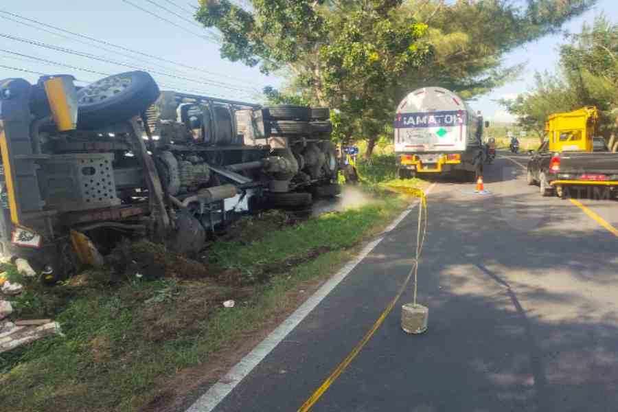 Truk Tangki Muat Oksigen Medis Rumah Sakit Terguling di Sumenep
