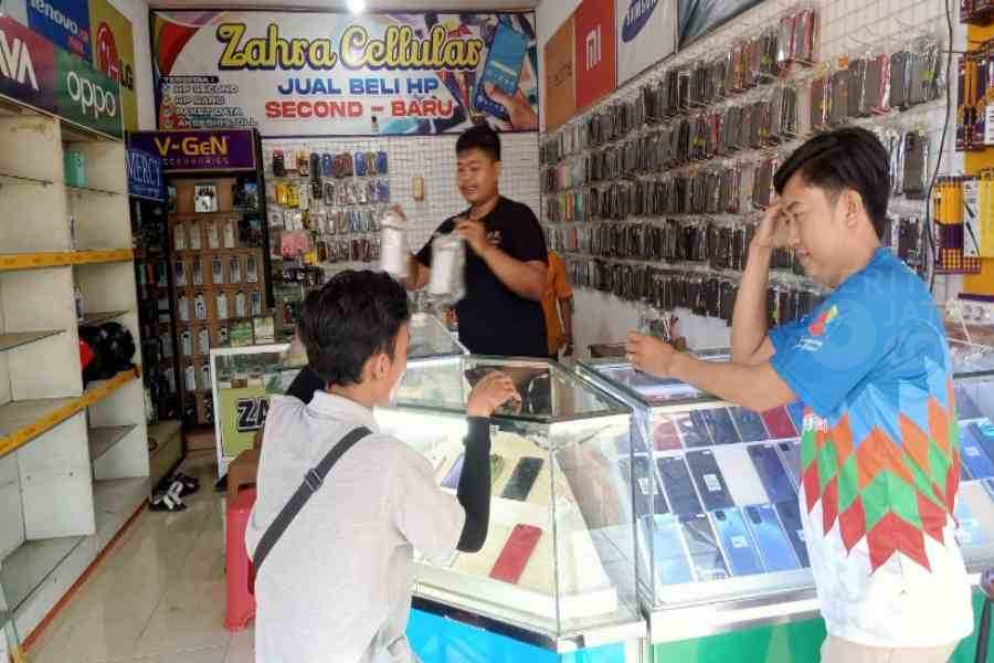 Pencuri di Konter HP Paiton Probolinggo Terekam CCTV