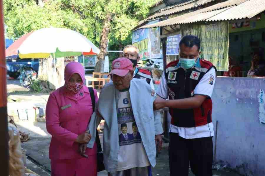 Polres Magetan Gelar Pengobatan Gratis di Pasar Jengglong Magetan