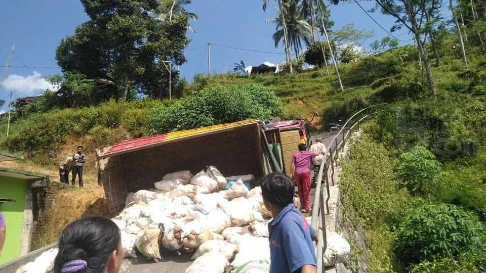 As Roda Patah, Truk Muatan Porang Terguling di Ngrayun Ponorogo