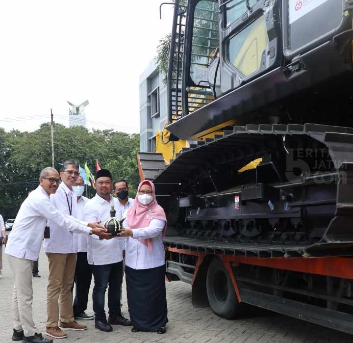 Bantu Atasi Banjir, Bankjatim Berikan Excavator Untuk Kabupaten Gresik