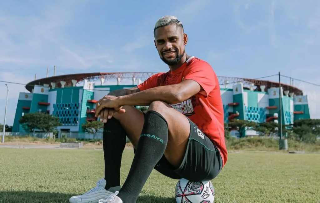 Langsung Ikut Latihan, Pelatih Persebaya Pantau Finishing Silvio Junior