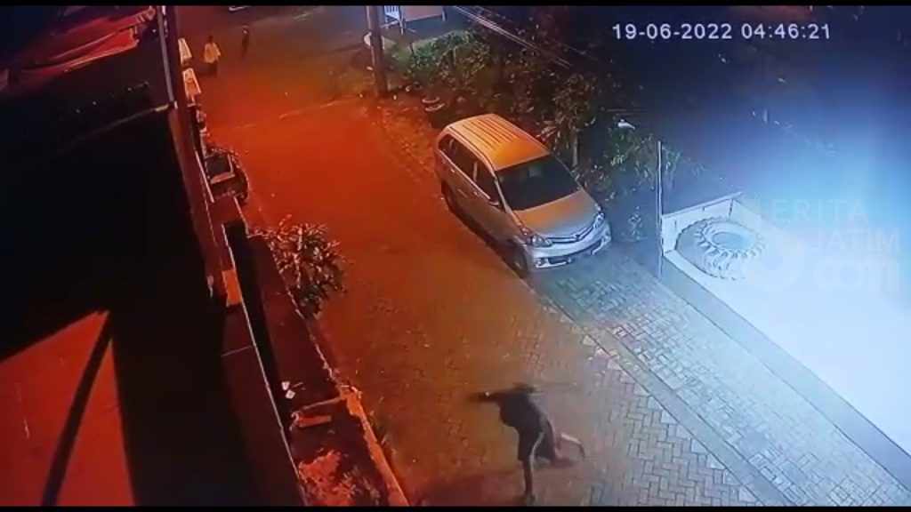 Rumah Sesepuh Pagar Nusa Dilempar Botol Miras, Inilah Rekaman CCTV-nya
