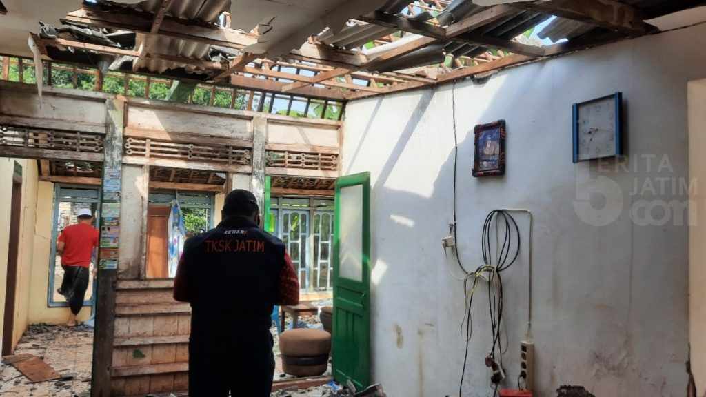 Gegerkan Warga, Rumah Janda di Tuban Hancur Disambar Petir