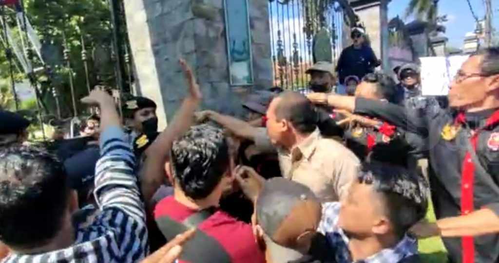 Demo Kawal Sidang Kasus KDRT di PN Kabupaten Kediri Ricuh