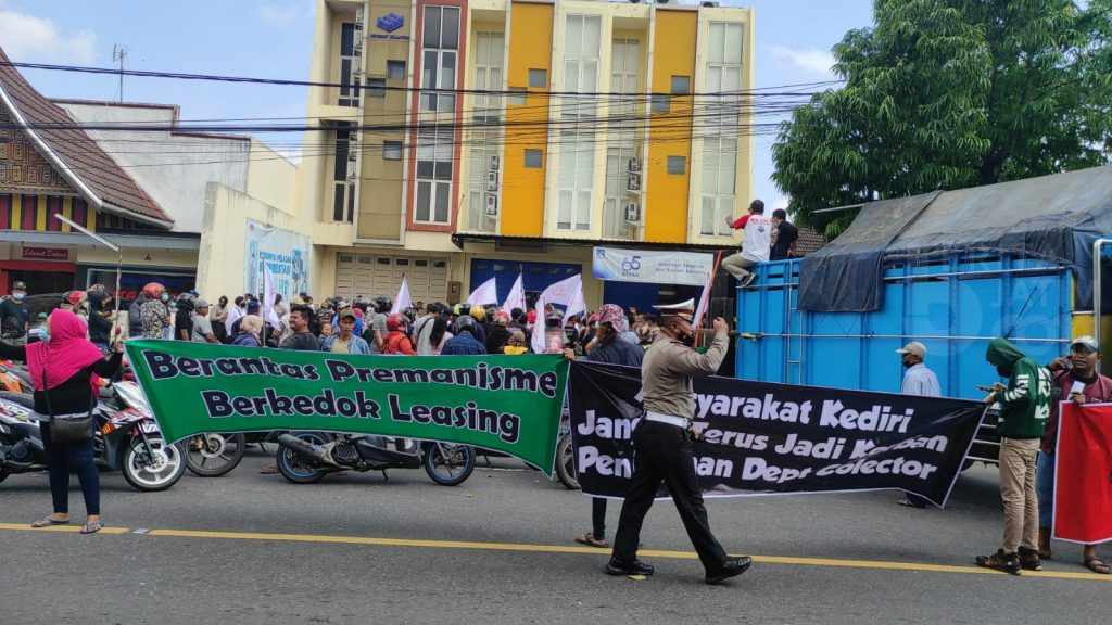 Debt Collector Tarik Kendaraan Nasabah, Massa Geruduk Kantor ACC Finance Kediri