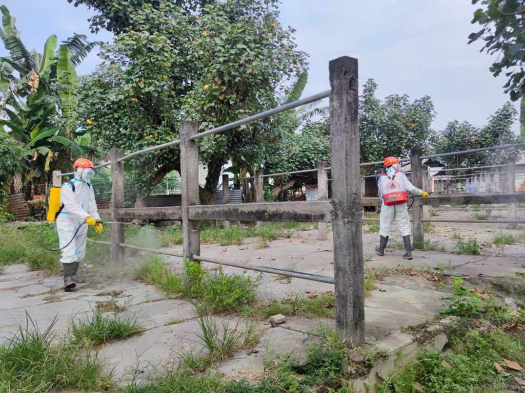 Antisipasi Penyebaran PMK, BPBD Kota Kediri Semprot Disinfektan Pasar Hewan