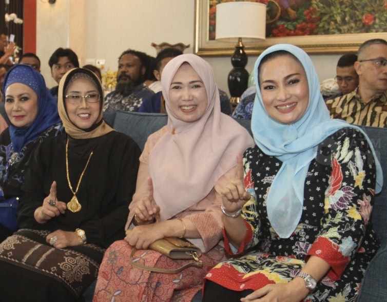 Ketum Majelis Taklim Ani Yudhoyono: Lucy Kurniasari Icon Demokrat di Surabaya