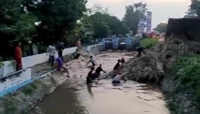Truk Muat Tebu Terguling di Jombang, 4 Meninggal, 4 Terluka