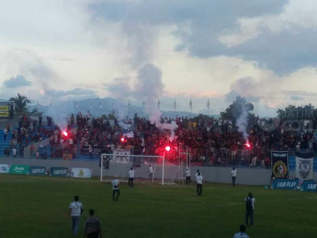 Nyala Flare Suporter Sambut Kemenangan Jember Atas Pasuruan