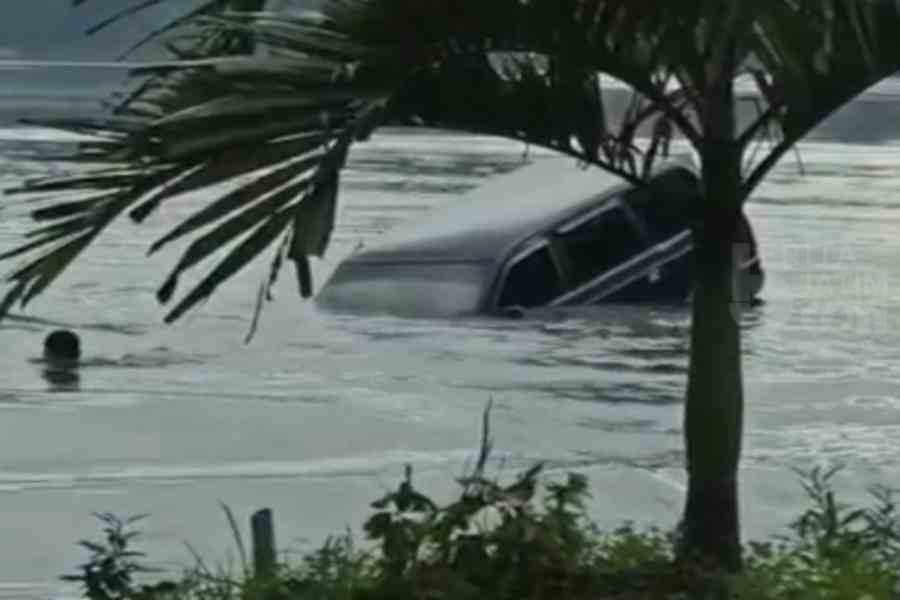 Terparkir, Jalan Sendiri, Mobil Nyemplung Telaga Ngebel Ponorogo