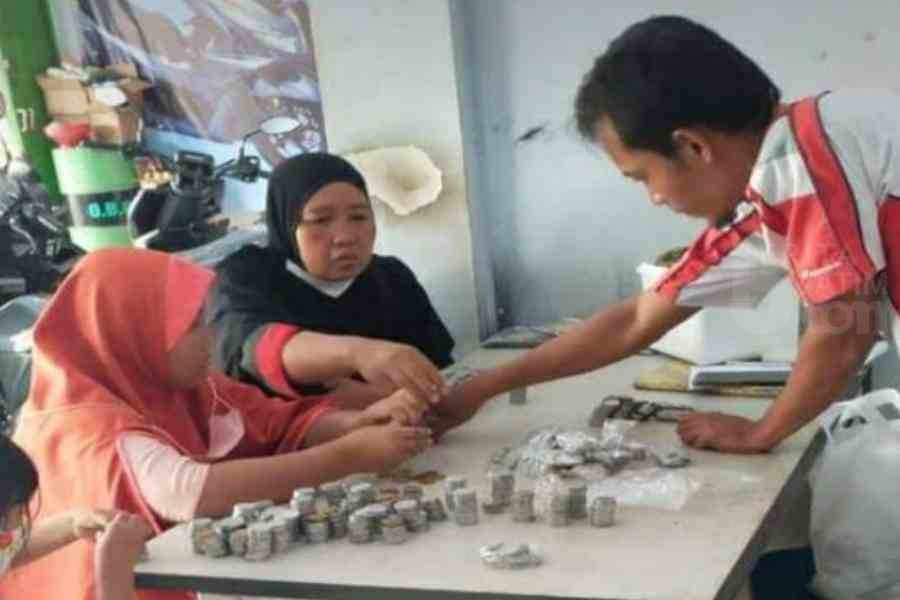 Jualan Cilok Ditabung, Bocil di Magetan Ini Beli Motor Pakai Uang Koin