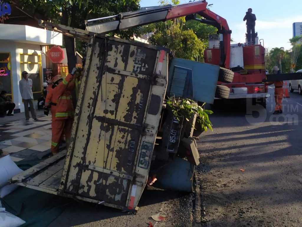 Ban Lepas, Truk Muat Kedelai Terguling di Jemursari