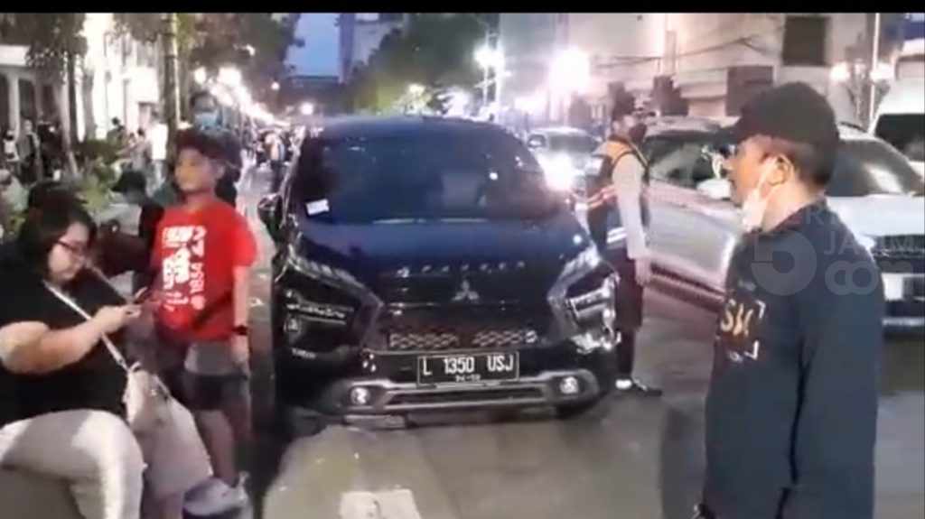 Ganggu Pengguna Jalan, Petugas Satpol PP Tertibkan Tunjungan Fashion Week