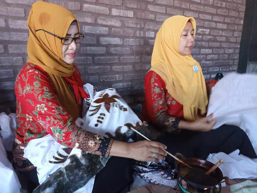 Tingkatkan Perekonomian, Warga Kepulungan Pasuruan Ciptakan Batik