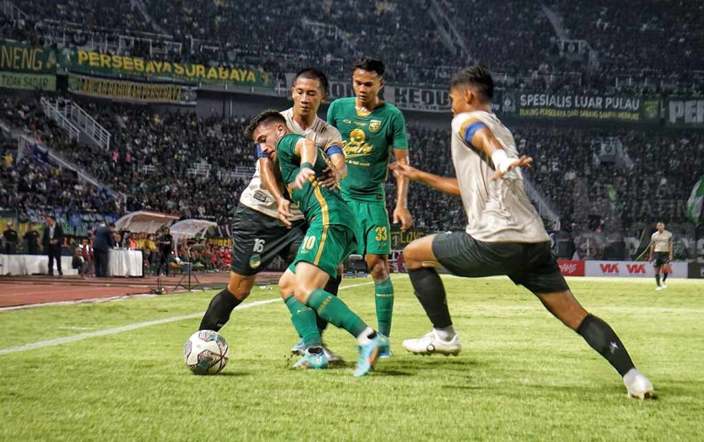 Persebaya saat bertanding melawan PSIM Yogjakarta.