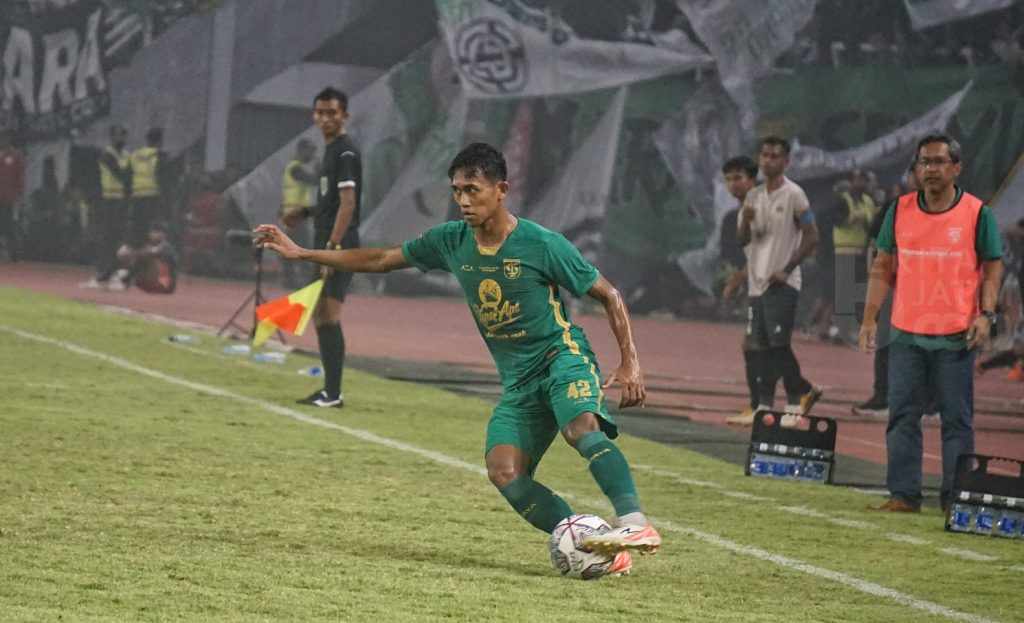 Lawan Persita Tangerang, Aji Santoso Optimistis Pemain Muda Persebaya Bisa Menang
