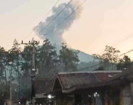 Hujan Abu Gunung Raung Guyur Jember