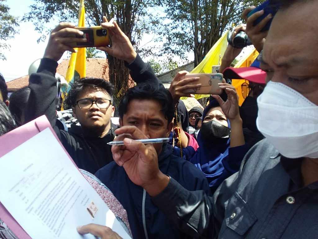 Wakil Ketua DPRD Jember Tandatangani Tuntutan PMII Soal RTRW dan RDTR