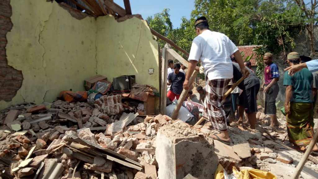 Ibu Hamil dan Anak 5 Tahun Tertimpa Bangunan Sarang Walet di Pasuruan