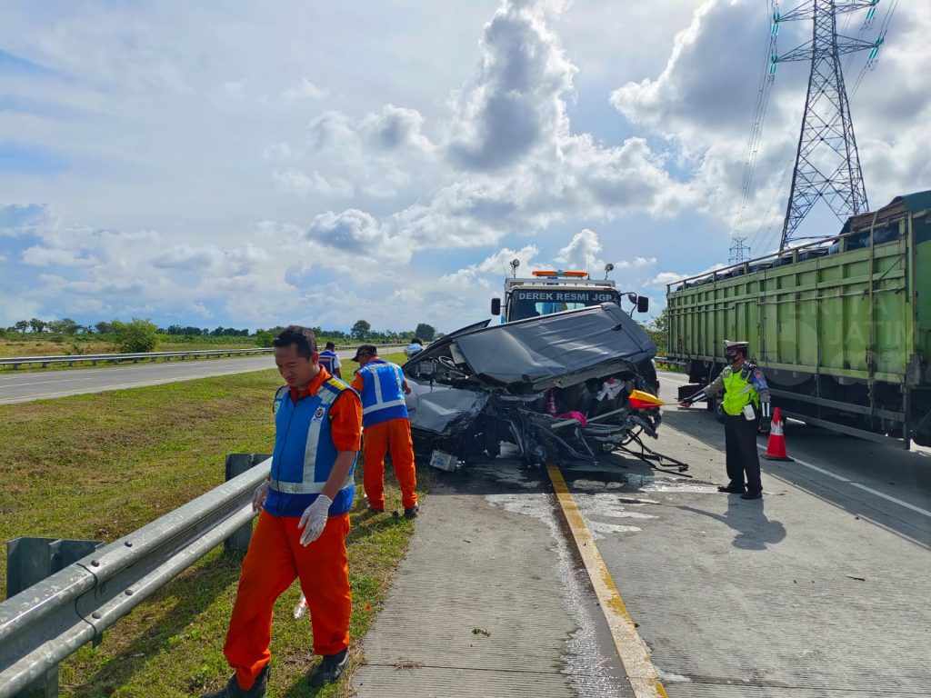 Tabrak ‘Bokong’ Truk, Warga Lumajang Tewas di Tol Gempol – Pasuruan