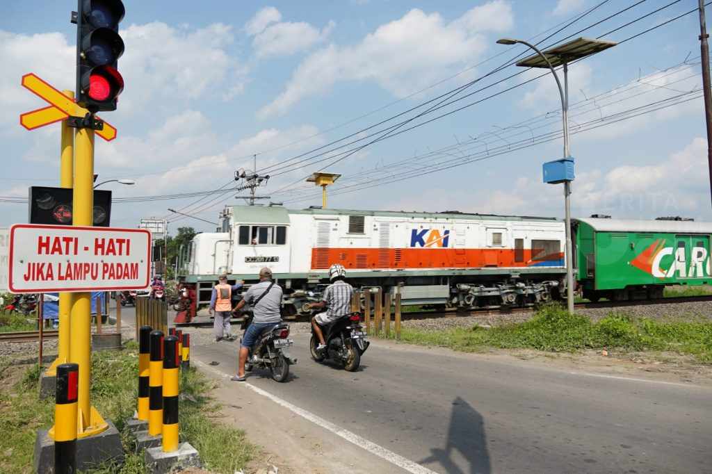 Rawan Kecelakaan, Bupati Kediri Pasang Palang Pintu Kereta Api