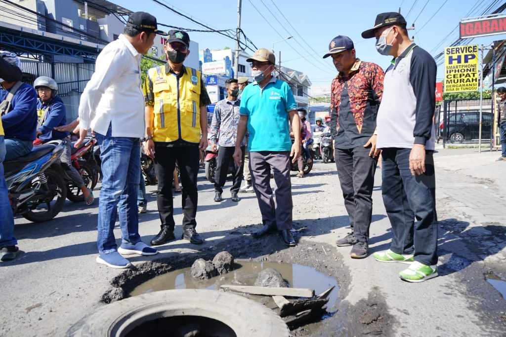 Wabup Subandi Sidak Jalan Rusak di Desa Tropodo Waru