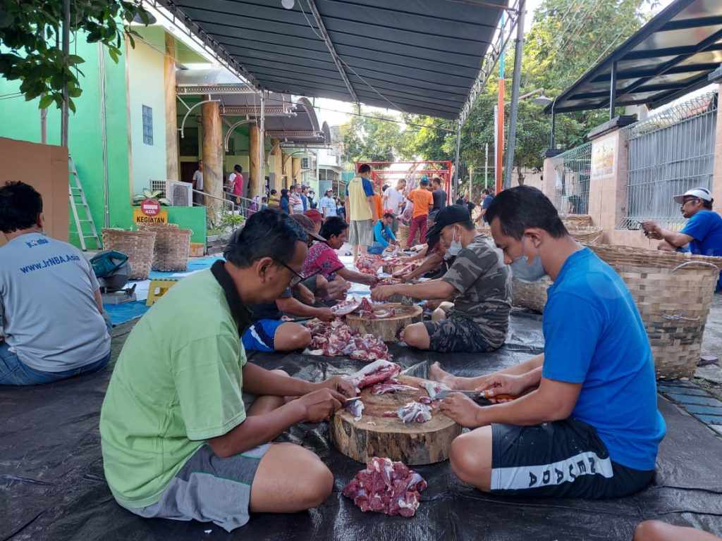 Penyembelihan Hewan Kurban di Masjid Nurul Jadid Gresik