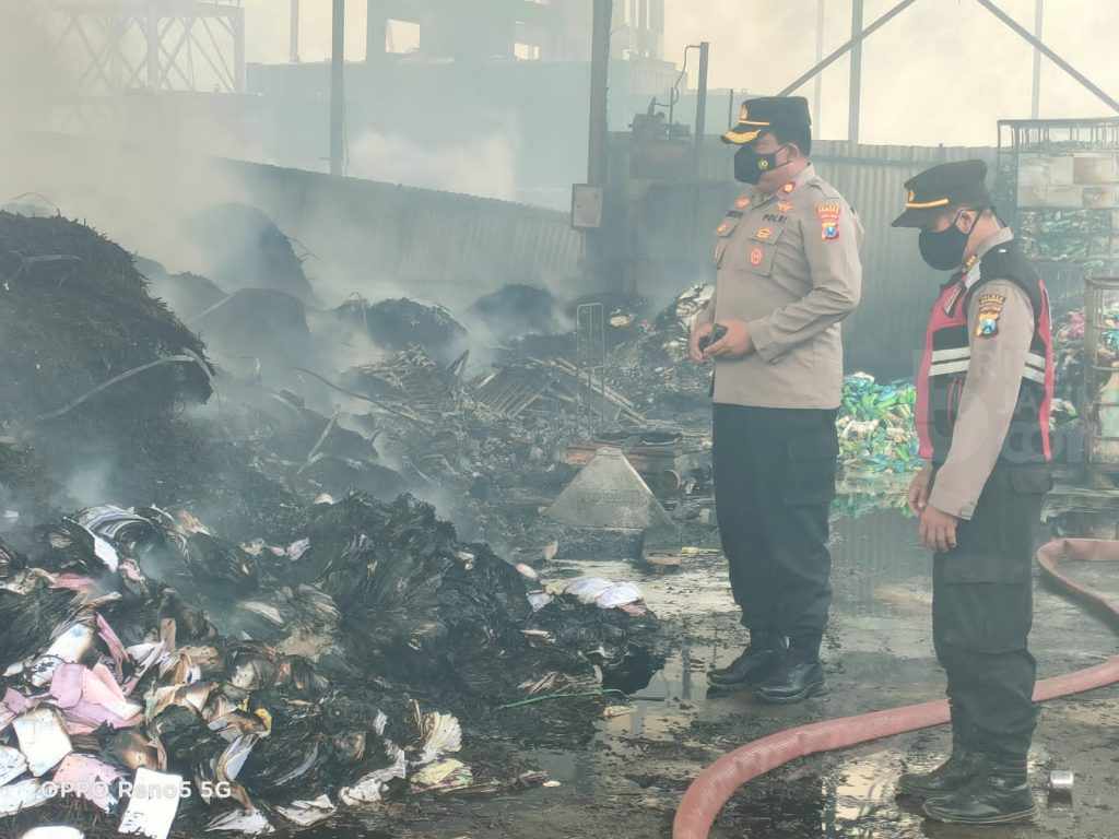 Limbah Gagang Tembakau di PT HAN Mojokerto Terbakar