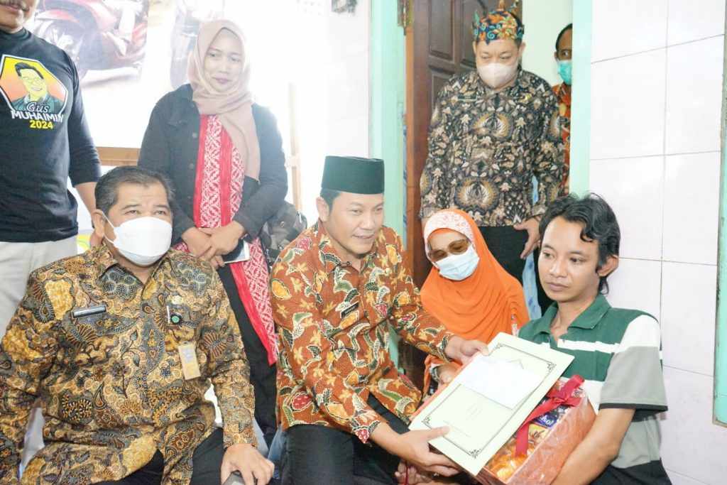 Sambangi Sekeluarga Penderita Kelumpuhan, Pemkab Sidoarjo Kasih Perhatian Lebih