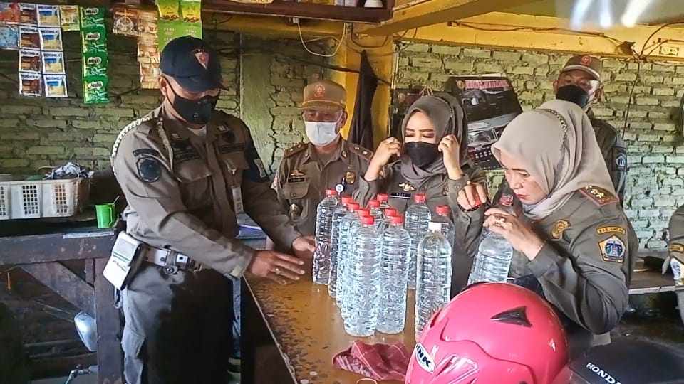 Lagi, Satpol PP Sita Ratusan Botol Miras dari Razia Warkop di Gresik