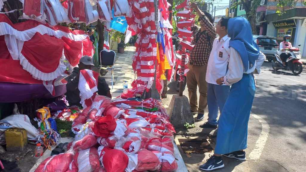 HUT ke-77 RI, Penjual Bendera Musiman di Lamongan Mulai Bermunculan