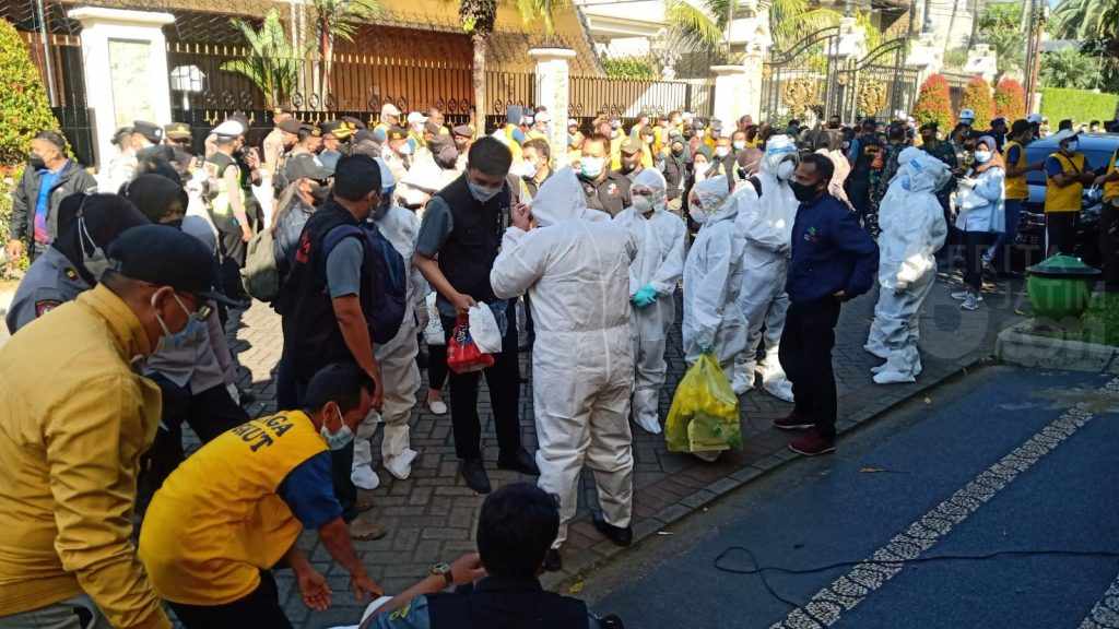 Petugas Pakai Baju APD Eksekusi Rumah di Pahlawan Trip Malang