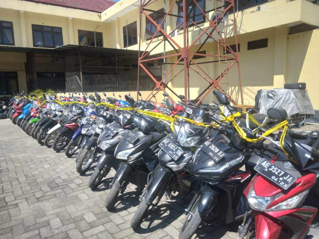 Grebek Sabung Ayam Diduga Milik Oknum Brimob, Polres Magetan Amankan 13 Orang dan 52 Kendaraan
