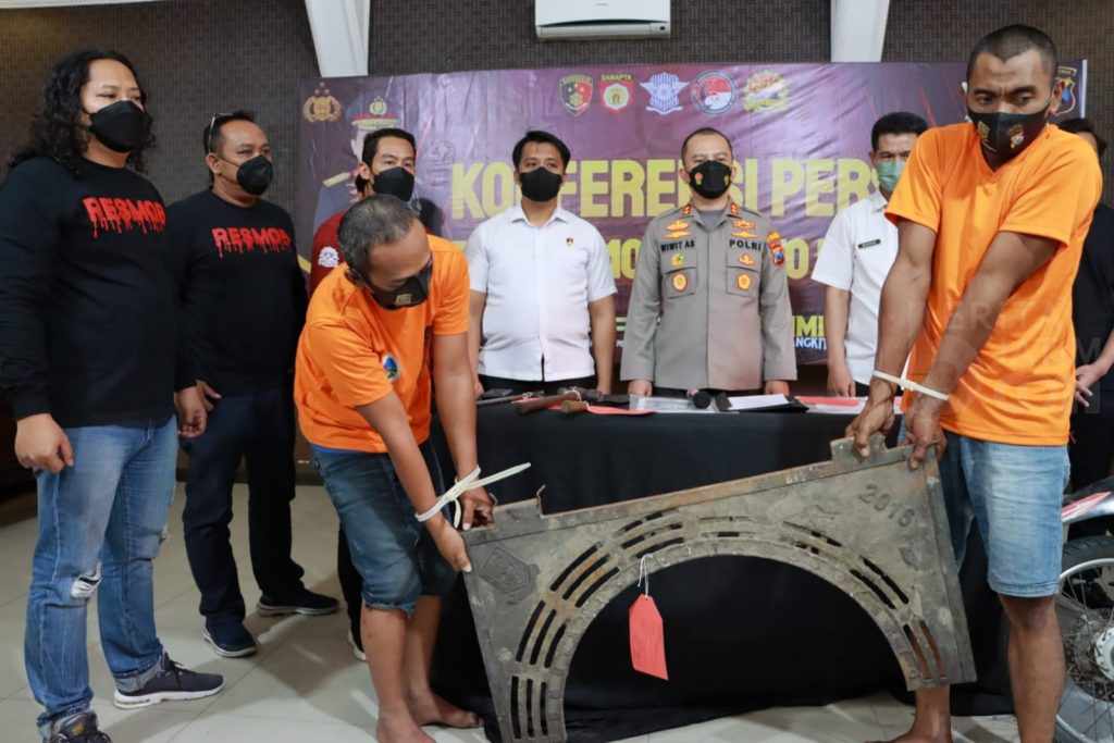 Congkel Besi Jalur Pedestrian, Dua Warga Kota Mojokerto Diringkus