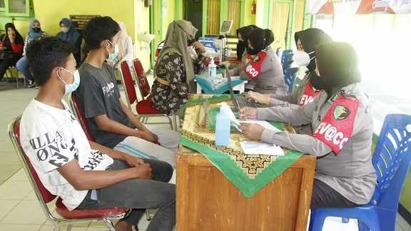 Bentuk Pengabdian, Polwan Polres Sumenep Gelar Vaksinasi