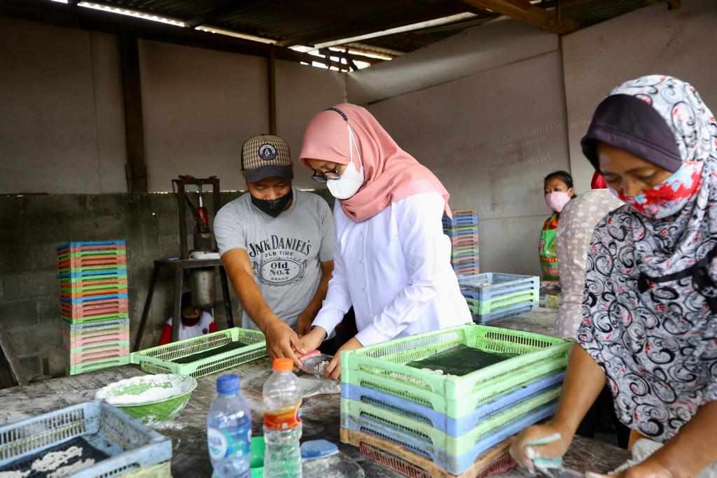 Cerita Perajin Kerupuk Banyuwangi Bisa Raup Untung Besar