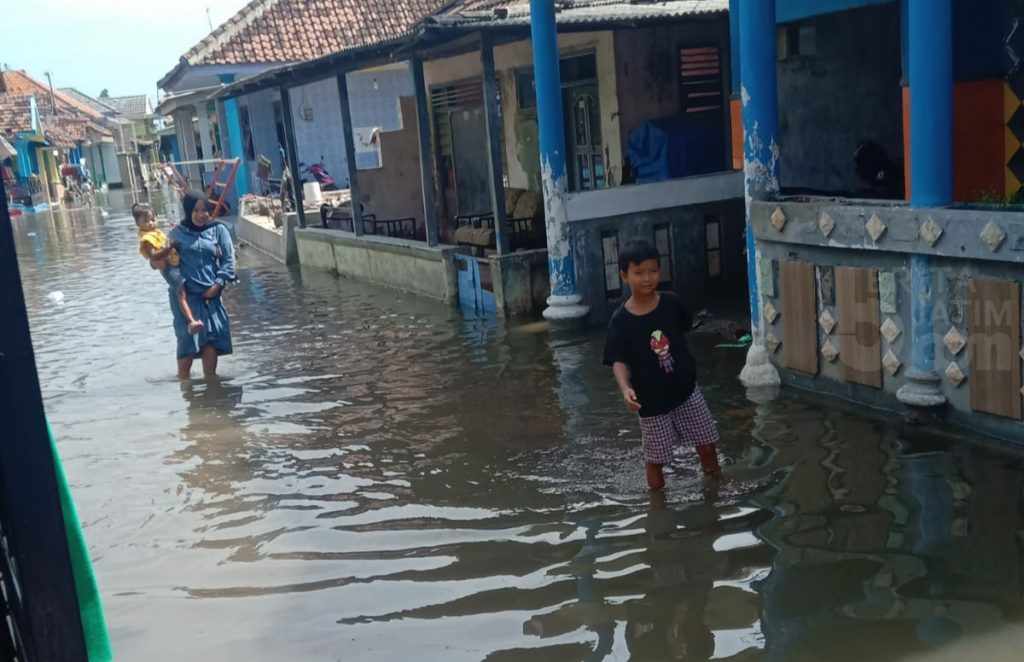 Banjir Rob Setinggi 15 Centimeter Terjang Pesisir Pasuruan