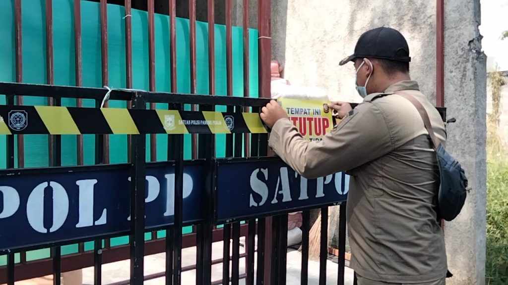 Tak Kantongi IMB dan Timbulkan Bau Menyengat, Satpol PP Segel Gudang Sablon Sandal Jepit di Kota Mojokerto