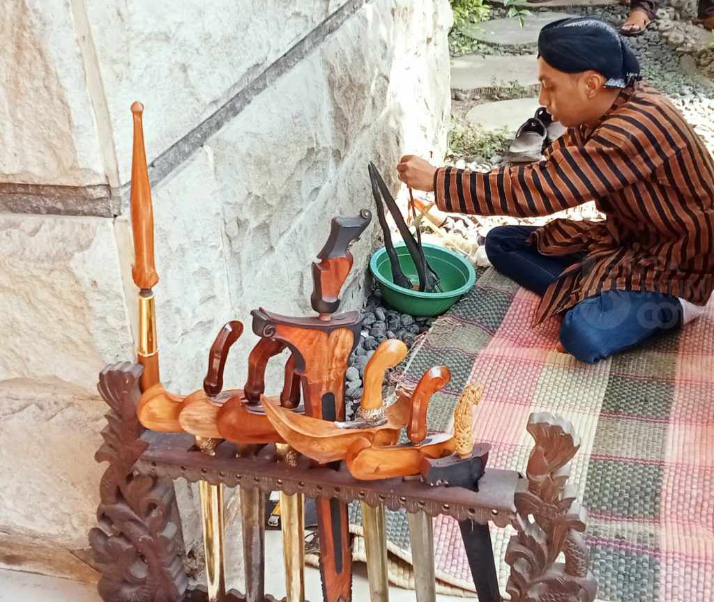 Begini Prosesi Mencuci Keris Jelang Malam 1 Suro di Gresik
