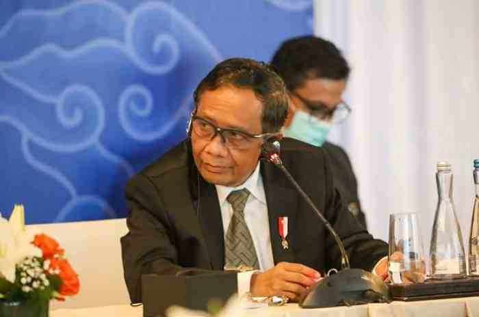 Lukas Enembe Jadi Tersangka Korupsi, Mahfud MD: Proses Hukum Tak Boleh Dipolitisir Menteri Koordinator Bidang Politik dan Keamanan Mahfud MD. Foto instagram @mohmahfudmd
