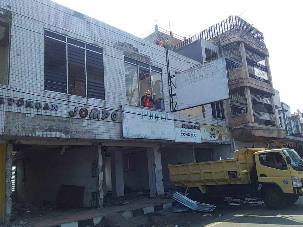 Berdiri di Atas Sungai, Tujuh Ruko di Pusat Kota Jember Dibongkar