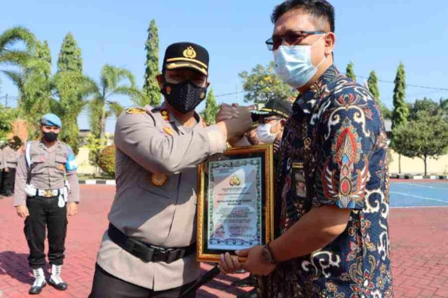 Kapolres Beri Penghargaan Pada Partisipan Festival Kuliner Rawon Khas Probolinggo