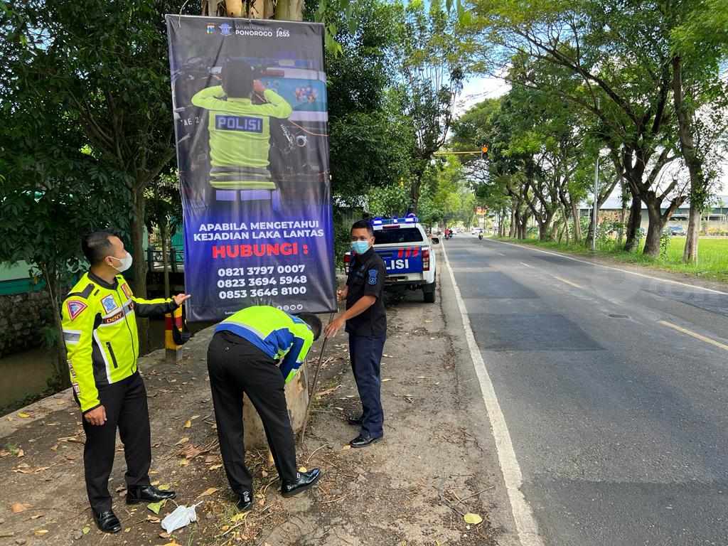 Tekan Laka Lantas, Satlantas Ponorogo Pasang Banner Himbuan