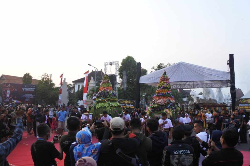Warga Ponorogo Berebut Tumpeng Porak