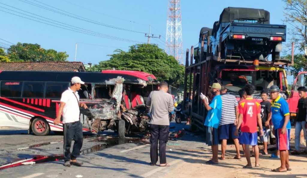 Ngantuk, Sopir Elf asal Banyuwangi Tewas Tabrak Truk di Tuban