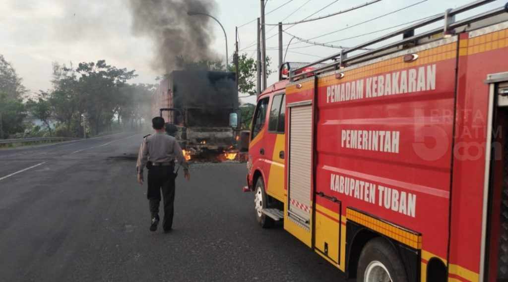 Truk Boks Terbakar di Jalur Pantura Tuban, Ribuan Bungkus Mie Instan Hangus