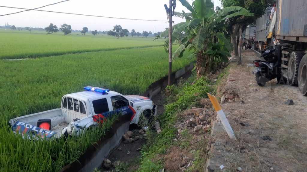 Mobil Patroli Polres Tuban Disruduk Truk Hingga Kecebur Sawah