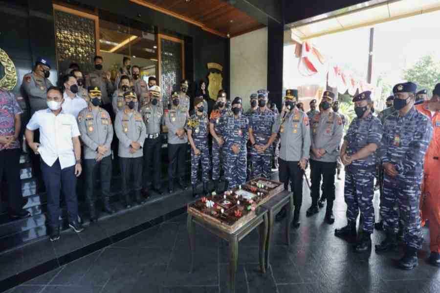 Geruduk Polda Jatim, Prajurit TNI AL Ucapkan HUT Bhayangkara ke-76